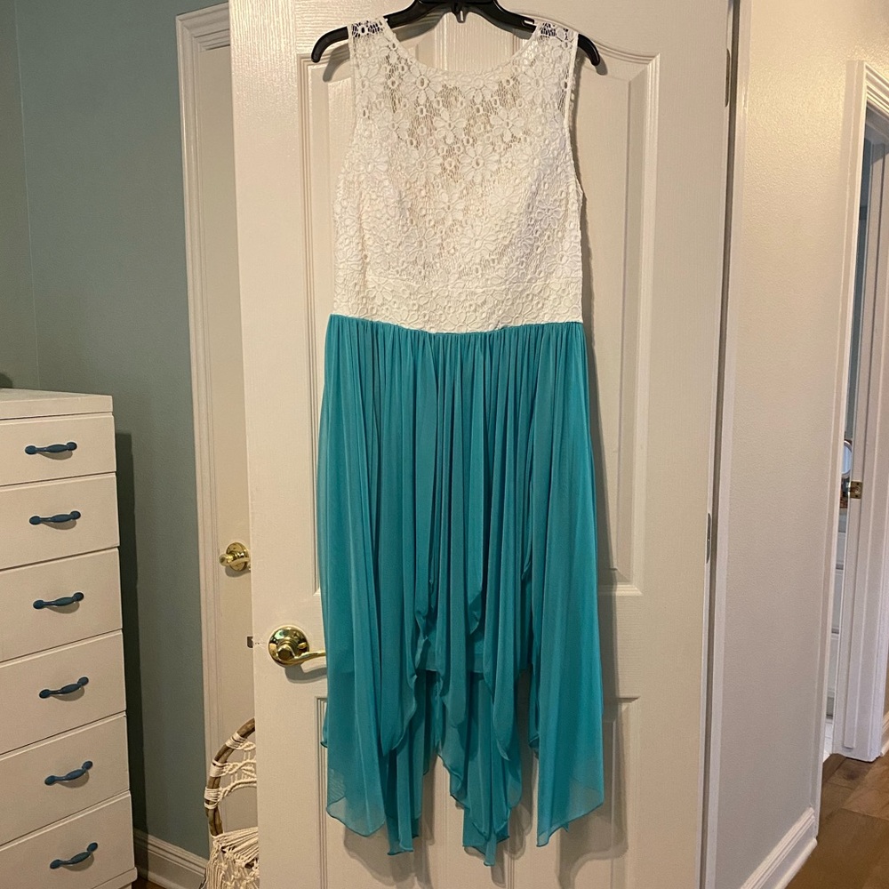 Boutique semi-formal, B.Darlin, Sz 14/15 white and teal